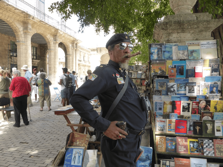 Un agent de la police cubaine