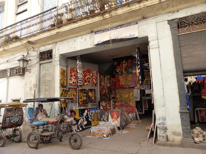 Un vendeur de tableau dans un ruelle à Cuba